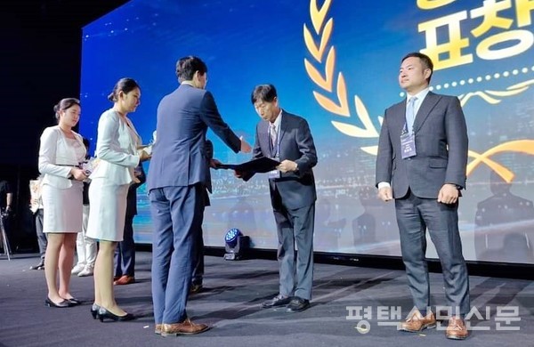 ㈜프로켐 구장회 대표가 9월 12일 서울 구로구 G타워 컨벤션에서 개최된 ‘대한민국 산업단지 60주년 기념식‘에서 산업통상자원부 장관 표창을 받고 있다. 