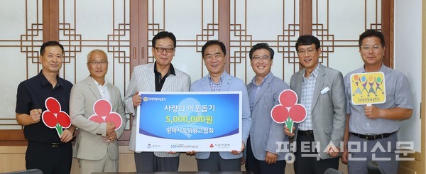 왼쪽부터 평택시옥외광고협회 마현락 행사분과장, 유환국 사무국장, 김진수 지부장, 정장선 평택시장, 평택행복나눔본부 황성식 나눔국장, 평택시 한우식 주택과장, 김석만 옥외광고협회 광고물관리팀장 