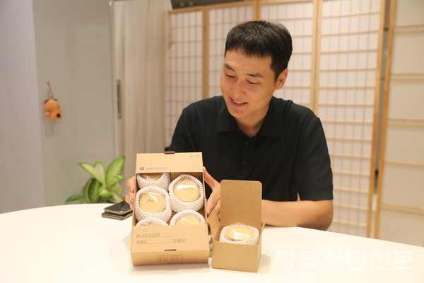 배한솔 사장이 배로샌드가 담긴 상자를 들고 있는 모습