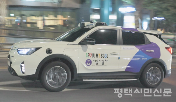 KGM과 SWM과 기술협력을 통해 개발한 국내 최초 심야 자율주행 택시 코란도 이모션이 서울 강남구 자율주행 시범운행지구에서 운행하는 모습. 