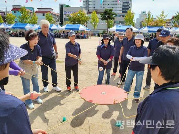 10월 5일 지장초등학교 운동장에서 열린 ‘서정동민 한마음 체육대회’에서 주민들이 ‘협동 공 튀기기’ 경기를 치르고 있다.