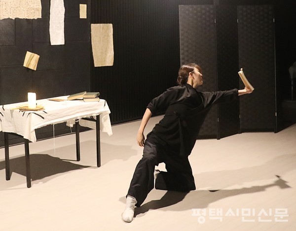 10월 20일 비전동 사운드웨이브에서 열린 ‘남겨진 저항’에서 홍도은 무용가가 공연을 펼치고 있다.