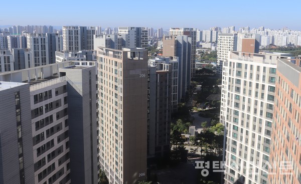 농촌이었던 용이동이 용이지구, 현촌지구, 신흥지구 도시개발사업으로 고층 아파트 숲으로 변했다.