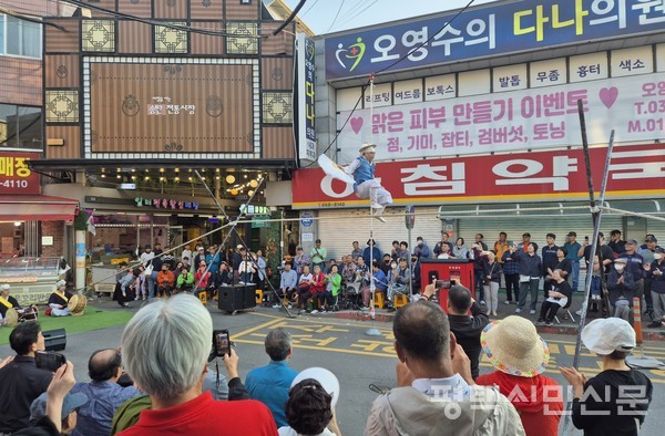 10월 12일 구이축제 시즌2가 진행되는 송탄시장 앞에서 흥겨운 줄타기 공연이 펼쳐지고 있다.