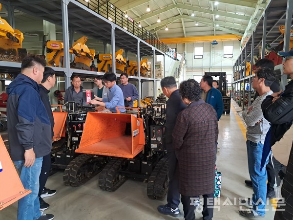 영농 부산물 안전 처리 파쇄지원단원들이 10월 22일 농업기술센터에서 사전교육을 받고 있다.