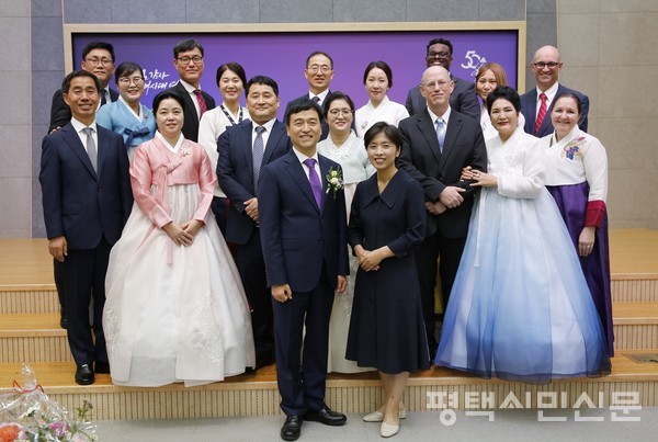 박길호 담임목사(맨 앞줄 왼쪽)과 신임 장로 8명, 가족들이 기념사진을 찍고 있다.