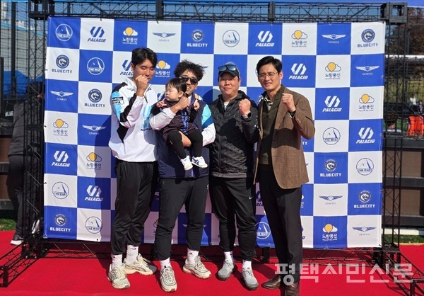 제1회 B&P CUP 전국 유소년 축구대회를 주최한 ㈜블루시티풋볼아카데미의 감독들이 기념 사진을 찍고 있다.