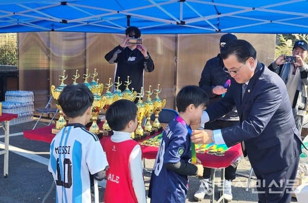 소남영 평택시의원이 1학년 우승팀인 평택유나이티드 안중점 선수들에게 메달을 수여하고 있다.