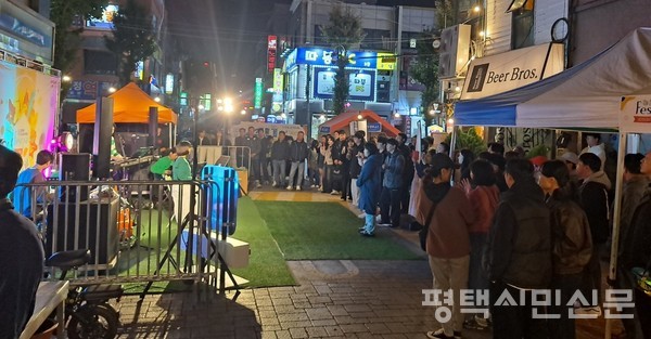11월 9일 다정다감 55번길 페스티벌의 A무대에서 펼쳐지는 밴드 공연을 시민들이 관람하고 있다.