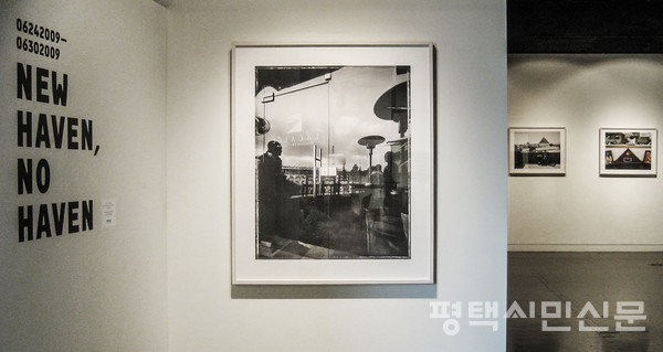 이라크 난민 관련 이야기를 다룬 ‘뉴 헤이븐, 노 헤이븐(New Haven, No Haven)’ 전시회 풍경