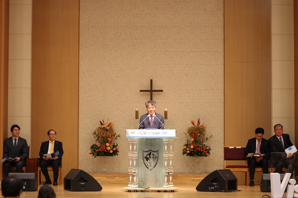  리모델링 위원장인 김중기 장로의 경과보고