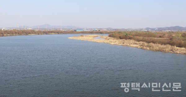 예산군 신암면과 당진시 합덕읍을 연결하는 구양교에서 바라본 삽교천 하류