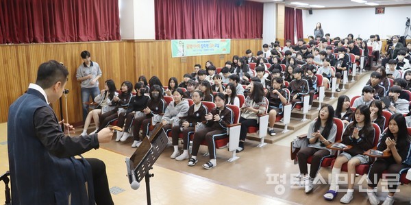 장당중 시청각실에서 열린 평택시나위 감상 체험프로그램 에서 최태영 연주자가 해금을 연주하고 있다.