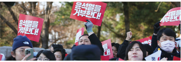 지난 7일 오후 서울 여의도 국회 앞에서 탄핵소추안 표결을 앞두고 열린 ‘윤석열 퇴진 범국민 촛불 대행진’ 모습