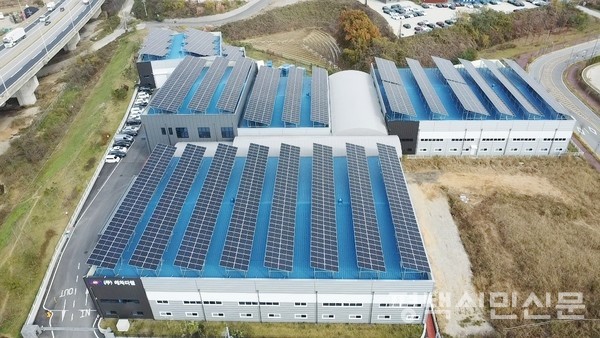 씨케이에스앤티가 공장 지붕에 설치한 태양광 발전 설비 모습.  경기경제자유구역청 포승(BIX)지구 ㈜에치디엘 공장.