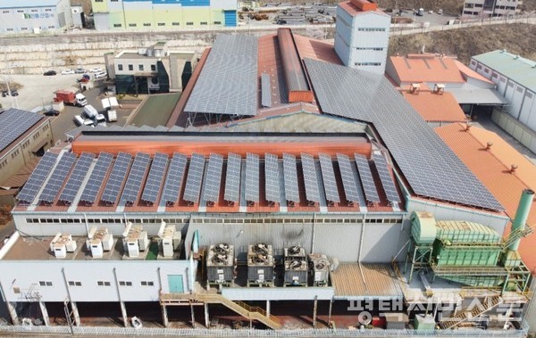 씨케이에스앤티가 공장 지붕에 설치한 태양광 발전 설비 모습.  경주시 천북공단에 있는 성호금속 2공장.