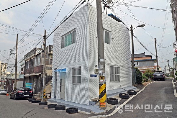 서정지구 사업은 2021년 이후 집수리 수요가 급증하자 이를 우선해서 추진한 결과 주민 만족도를 크게 높였다. 사진은 2021년 6월 23일 ‘민관협력형 노후주택 개선사업’으로 새로 단장한 주택의 모습이다. 