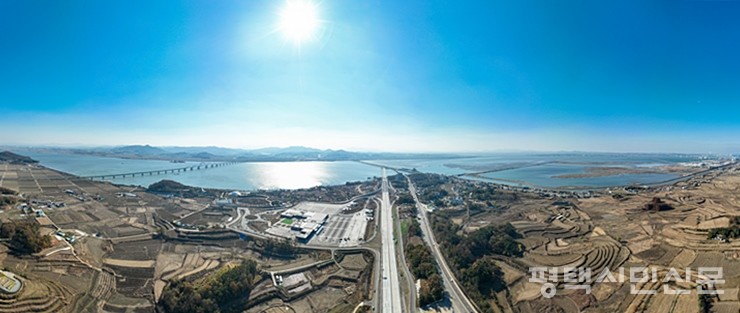 평택호를 가로지르는 제2서해안고속도로. 가운데 평택호휴게소와 왼쪽으로 서해선철도. 오른쪽으로 현덕지구와 멀리 평택항이 보인다. 사진 = 최치선 평택문화원 평택학연구소 상임위원