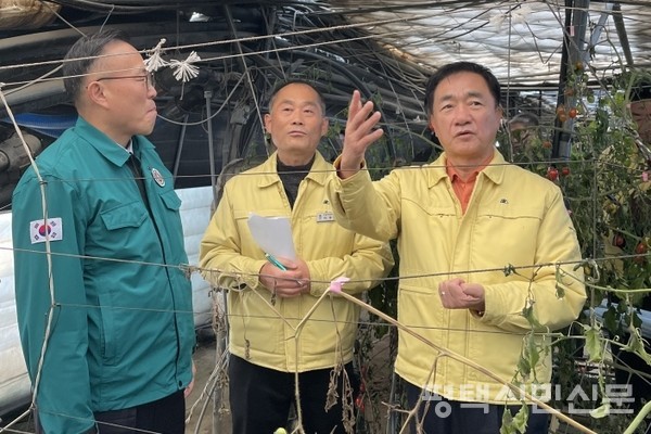 12월 8일 평택시 폭설 피해 현장을 찾은 이한경 행정안전부 안전차관(왼쪽)이 정장선 평택시장(오른쪽)과 피해 지원방안을 논의하고 있다.