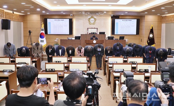 9월 9일 임시회 개회에 앞서 평택시의회 의원 18명이 그동안의 파행에 대해 머리 숙여 사과하고 있다. 