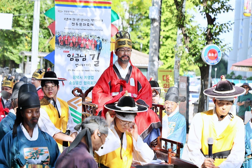 ‘숨 쉬는 500년 객사–임금님 만나러 가는 길’이 국가유산청이 주최한 2024년 우리고장 국가유산 활용 우수사업에 3년 연속 선정됐다. 사진은 지난 9월 28일 진행된 ‘임금님 만나러 가는 길’ 현감 행렬 모습.
