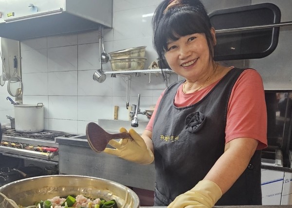 박재환 사장과 함께 동태탕집에서 일하고 있는 기옥순씨는 손님이 오면 누구보다 환한 미소로 반갑게 맞이해준다.