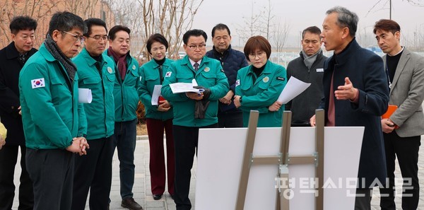 1월 20일 서부내륙고속도로 평택호 휴게소를 찾은 평택시의회 산건위원들이 휴게소 관계자로부터 시설 운영현황을 듣고 있다.