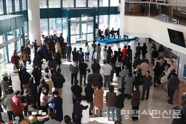 지난해 1월 25일 평택남부문예회관 로비에서 열린 ‘2024 평택 문화예술인 신년하례회’ 모습.