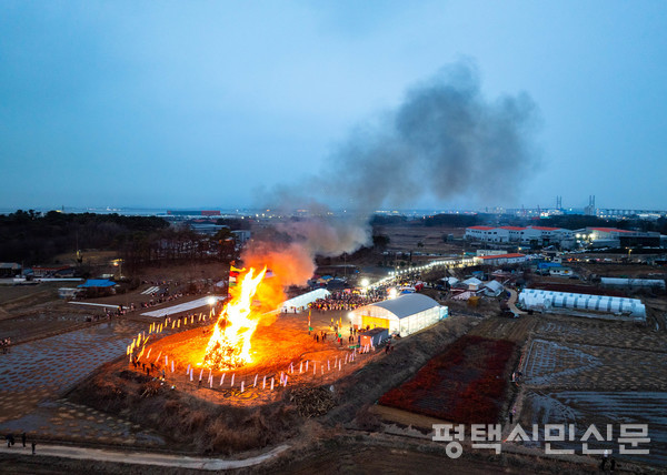 지난해 포승읍 매상마을에서 열린 달맞이 축제에서 달집을 태우는 모습