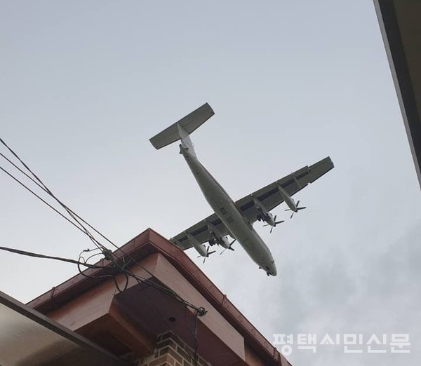 팽성읍 송화리 주택가를 지나는 미군 전투기 모습. 제공=평택평화센터