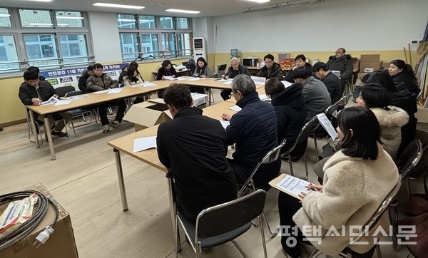 2월 5일 평택교육지원청 이종민 교육장과 관계자들이 개교 예정인 신설 학교를 찾아 학부모들과 다양한 의견을 나누고 있다