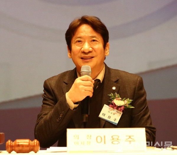 경기제일신협 이용주 이사장이 2월 15일 서부문예회관에서 열린 제50차 정기총회에서 2025년도 운영 목표를 발표하고 있다. 