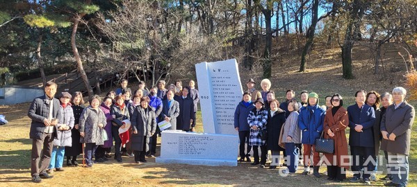 2023년 평택시문화재단의 지원으로 박석수 시인을 기리는 시비(詩碑)가 고향 마을 송탄근린공원에 세워졌다.