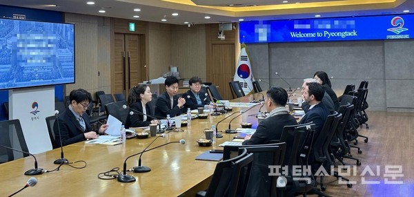 평택시가 최근 평택시를 방문한 1개 법인과 유치 조건 등을 놓고 협상을 벌이는 모습. 제공=평택시