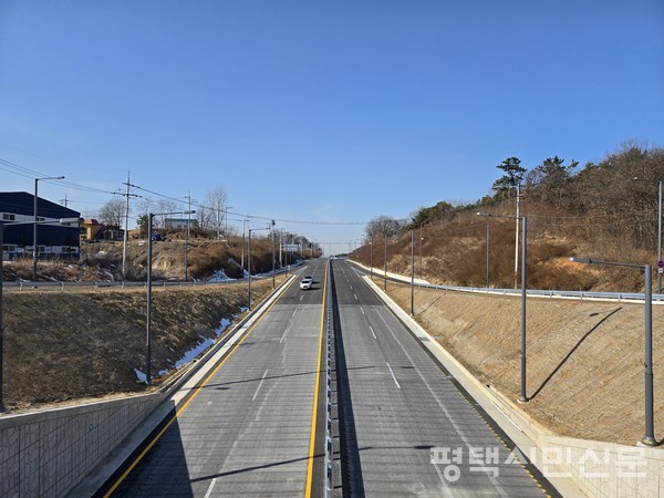 평택호 횡단도로는 포승읍 신영리와 팽성읍 본정리를 연결하는 총길이 11.69㎞의 왕복 4차선 도로로 개통이 3월 27일로 예정되어 있다.