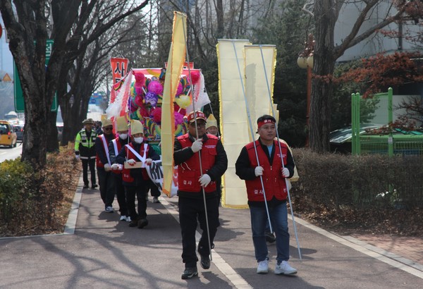3월 7일 진위면 은산 2~5리, 송북동 동막마을, 안성시 원곡면 산하 1~2리 주민들이 상여를 앞세우고 ‘화장장 결사 반대’ 구호를 외치며 시청 주변을 따라 행진을 벌이고 있다.