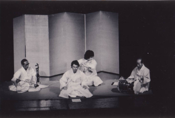 1974년 7월 26일 미국 케네디홀에서 열린 지영희 시조창 연주 모습. 지영희 선생(왼쪽 첫번 째)이 해금을 연주했다.