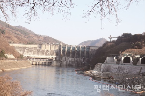 1985년에 완공된 충주댐. 국내 최대규모의 콘크리트 중력댐이다.