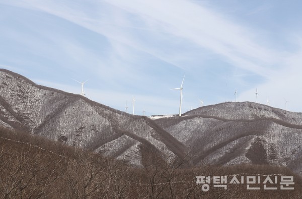 태백시 매봉산 능선에 설치된 풍력발전단지 3월 중순 고산지대에는 눈이 남아있다.