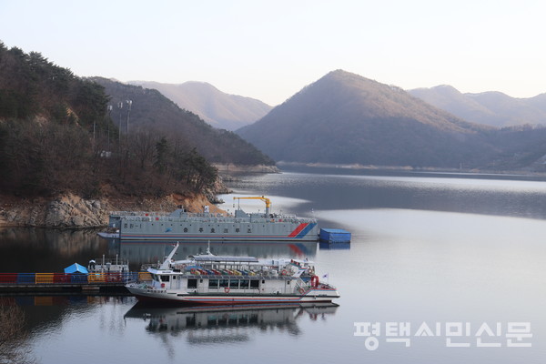 충주호 선착장에서 유람선이 상춘객을 기다리고 있다.