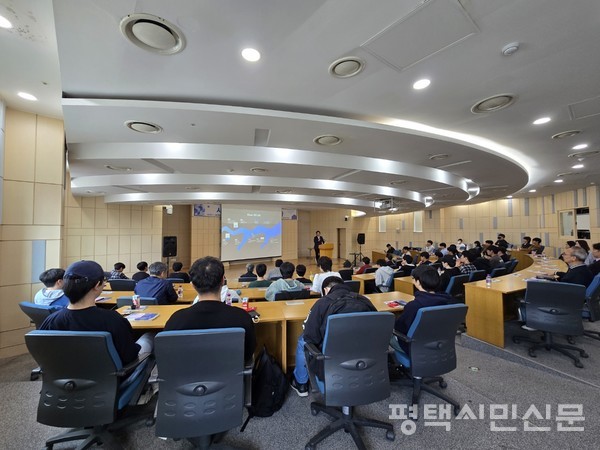 평택대 부트캠프사업단은 지난해 10월 10일 반도체 열전을 쓴 유웅환 박사를 초청해 ‘반도체 기본교양’ 특강을 열었다.