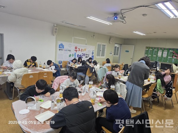 4월 5일 평택교육지원청이 진행하는 ‘달필(達筆)이는 요리하는 중’ 프로그램에 참가한 어린이들이 교육을 받고 있다.