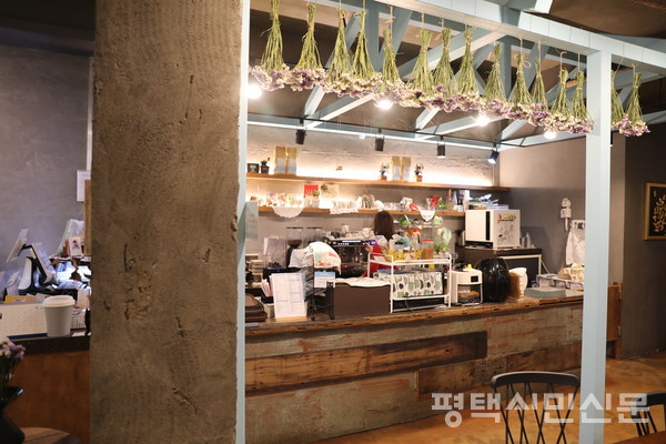 오투스커피 평택합정점 내부