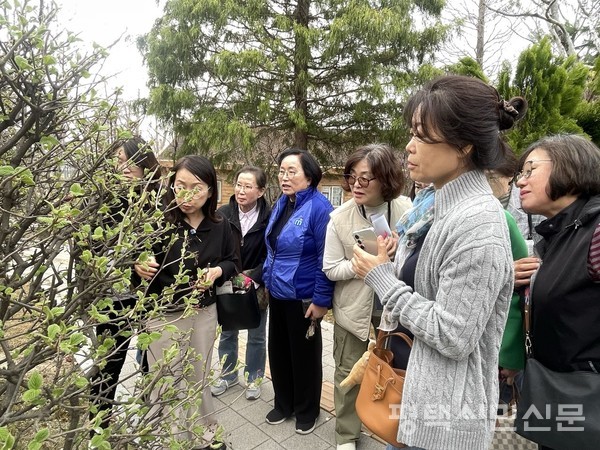 4월 9일 평택시 농업기술센터에서 정원관리 슈퍼오닝농업대학 도시민 열린강좌교육이 열려 수강생들이 강사의 가지치기 시연을 보고 있다.