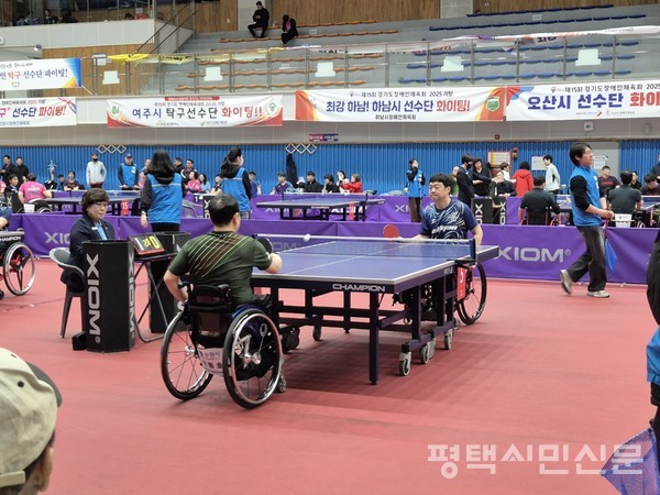 4월 18일 열린 ‘제15회 경기도장애인체육대회 2025 가평’ 사전경기 탁구 남자 단체전 CLASS 1~3에서 정근호 선수가 경기를 하고 있다.