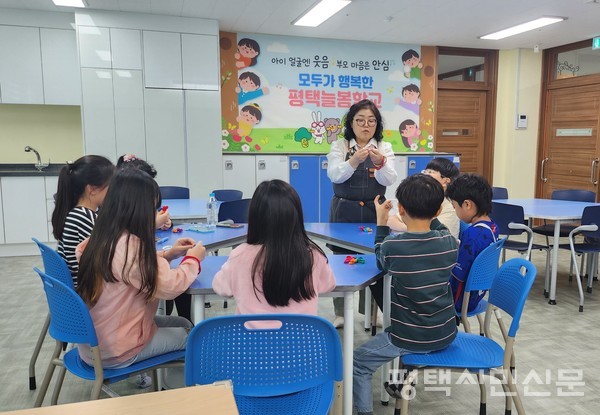 4월 21일 세아초 거점형 늘봄센터에서 자연을 배우고 체험하는 생태를 주체로 리사이클 수공예를 통해 환경 보호의 중요성을 배우는 ‘뚝딱! 수공예’ 수업을 진행하고 있는 모습.