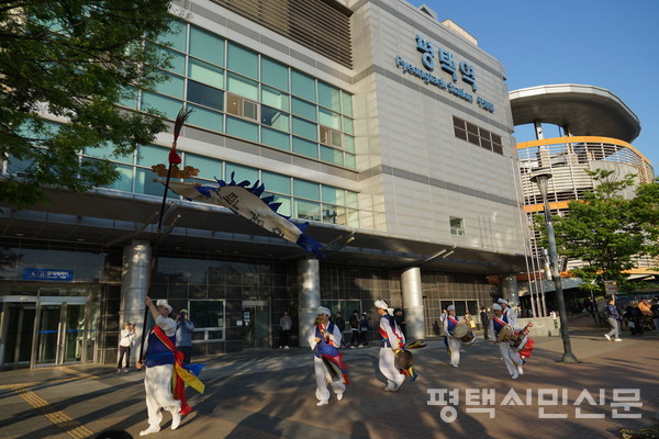 4월 25일 평택역 광장에서 ‘2025년 제39회 평택농악 정기발표 파일난장굿’ 전야제가 열려 평택농악 길놀이 공연이 진행됐다.