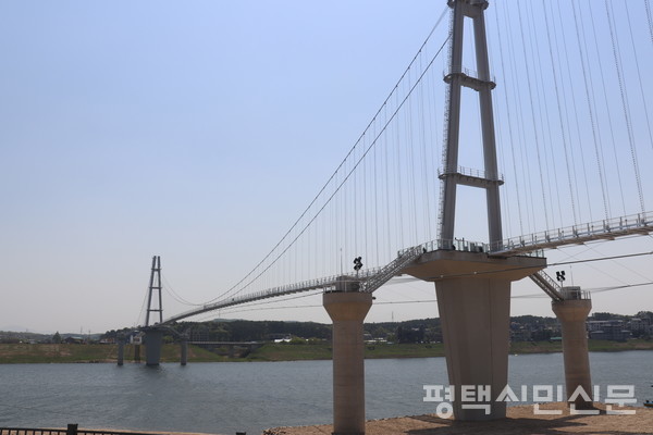 신륵사 앞에 남한강을 가로지르는 웅장한 출렁다리 개통을 앞두고 있다.