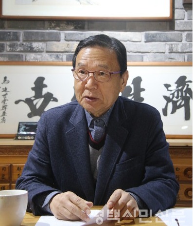 2019년 12월 이계석 전 경기도의회 의장이 본지와 인터뷰하는 모습