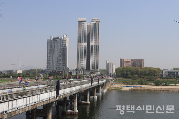 남한강 남측 여주시청과 북측 신륵사를 연결하는 여주대교